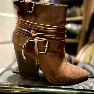 Vince Camuto Brown leather short bootie’s